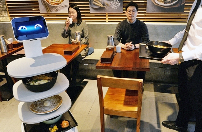 Food-serving Robot Introduced at Local Restaurant