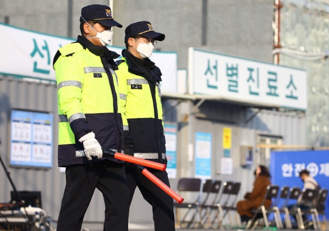 Police officers wearing masks stand guard at a medical center in Daegu, a city 300 kilometers southeast of Seoul, on Feb. 20, 2020. (Yonhap)