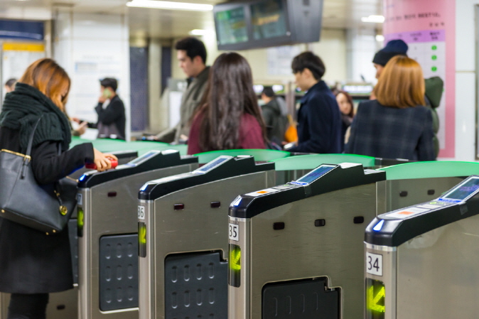 The most frequently used subway stations in the past year were Gangnam Station on Line 2, with an average of 95,885 people per day. (image: Korea Bizwire)