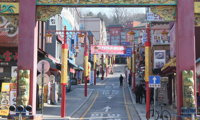 A street in Chinatown in the southeastern South Korean port city of Busan remains vacant on Feb. 5, 2020, amid fears of the new coronavirus that originated in China. (Yonhap)