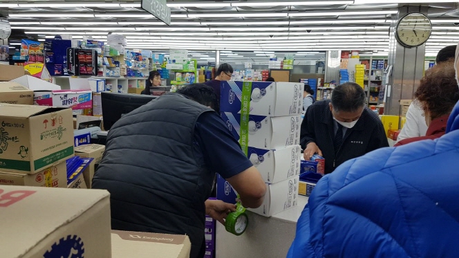 A staff member packages boxes of facial masks at a pharmacy in Jongno, central Seoul on Jan. 31, 2020, amid growing concerns about the spread of a new strain of coronavirus. (Yonhap)