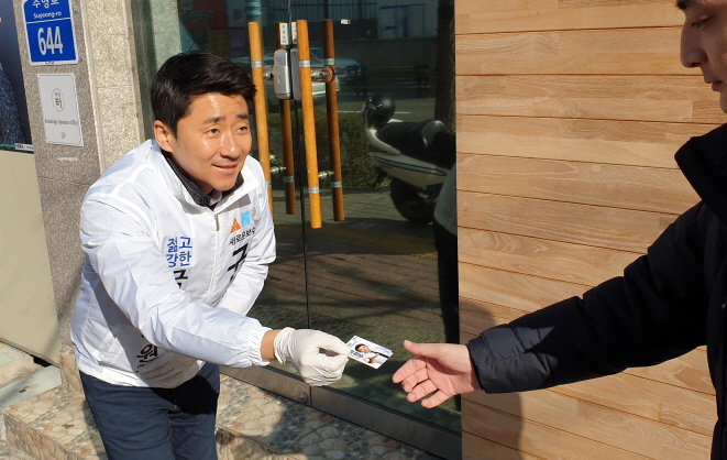 Many politicians are wearing gloves to minimize contact with local residents, while using pickets and other means to raise support. (Yonhap)