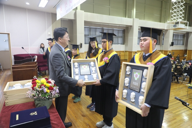 3D Graduation Album a Special Gift for Blind Graduates