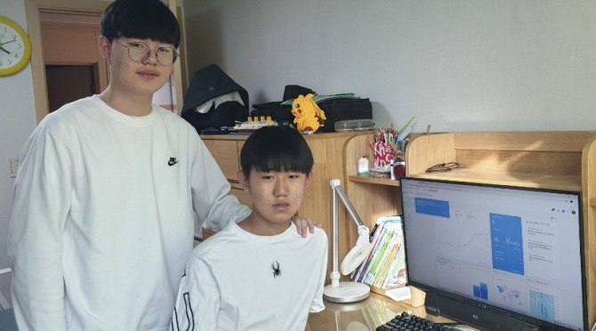 Choi Hyung-bin (L) and Lee Chan-hyung, creators of CoronaNOW (https://coronanow.kr).