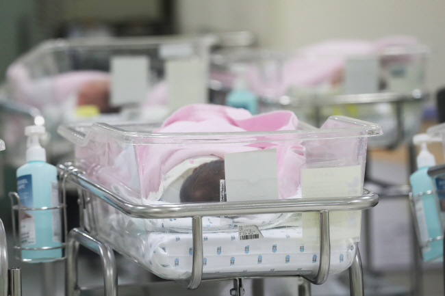 A newborn at a hospital in Seoul. (Yonhap)