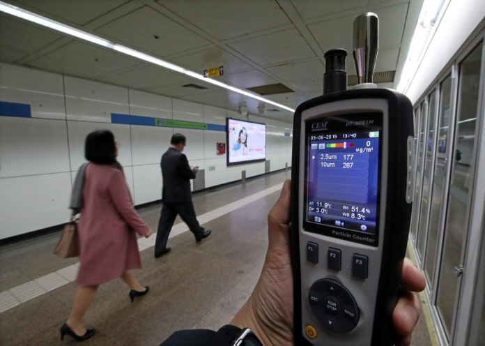 In order to create a pleasant public transportation environment, the government will continue to providing funding for improving air quality in subway cars and within stations that have high levels of fine dust. (Yonhap)