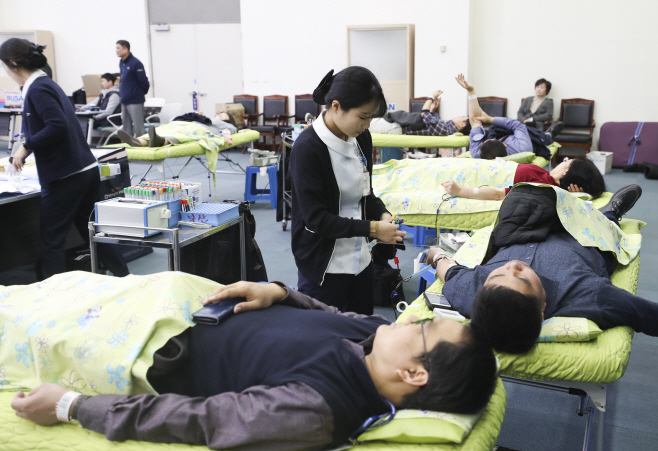 Since January 20, after the first case of coronavirus infection was reported in South Korea, the number of blood donors has plunged by more than 20,000 people compared to last year. (Yonhap)