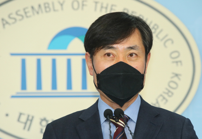 Rep. Ha Tae-keung of the New Conservative Party announces the party's plan to refrain from direct contact during election campaigning at a press conference in Seoul on Jan. 30, 2020. (Yonhap)