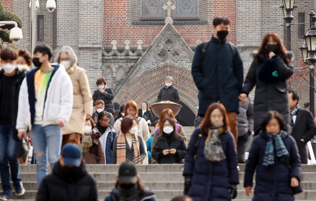 This Feb. 2, 2020, photo shows mask-wearing people leaving Myeongdong Cathedral in central Seoul after attending a service. (Yonhap)
