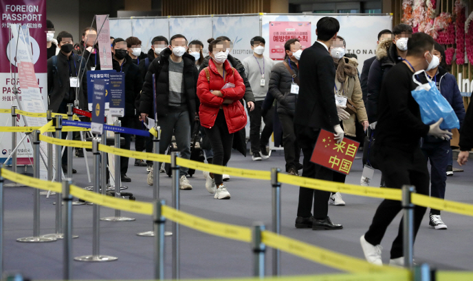 Passengers arriving from China head to China-only arrival areas at Incheon International Airport, west of Seoul, on Feb. 5, 2020. (Yonhap)