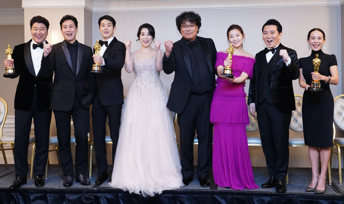 Director Bong Joon-ho (4th from R) and cast members of "Parasite" pose during a press conference at London West Hollywood in Los Angeles on Feb. 9, 2020 (local time), after the movie took four titles at the 92nd annual Academy Awards. (Yonhap)