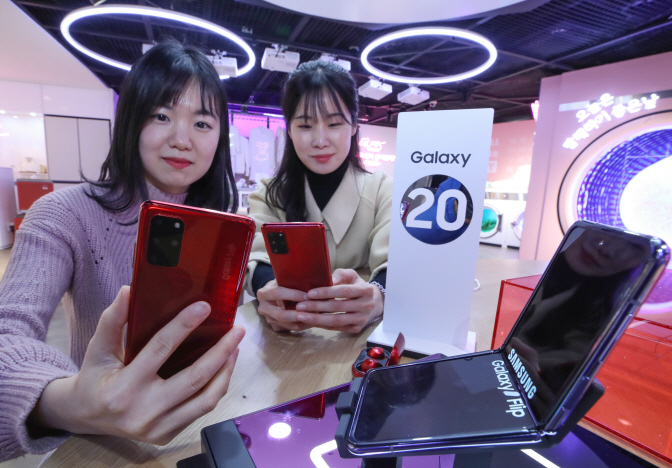 Samsung's Vertically-folding Smartphone Goes on Sale in S. Korea