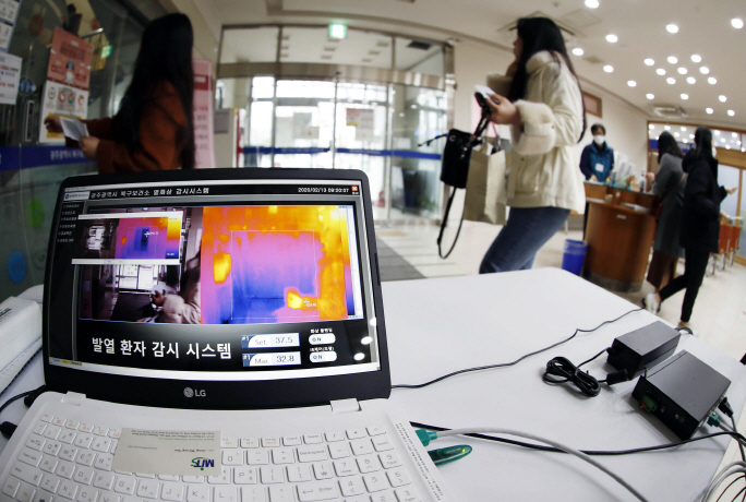 A fever-detecting device is in place on a desk in a public health center in the southwestern city of Gwangju on Feb. 13, 2020. (image: Gwangju Buk-gu Community Health Center)
