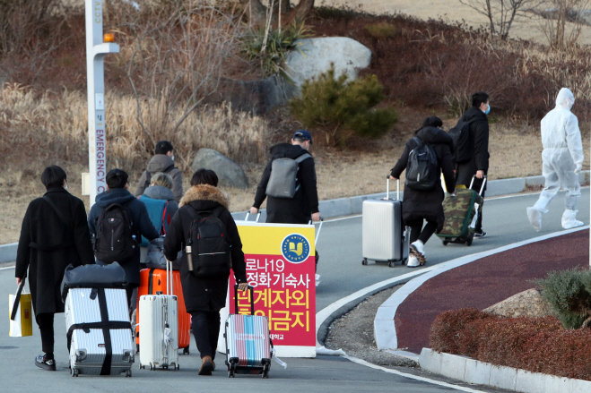 Chinese students at Honam University in Gwangju, some 330 kilometers south of Seoul, enter a school dormitory, where they will be quarantined for two weeks, on Feb. 18. 2020, after they arrived from China amid fears of the new coronavirus. (Yonhap)