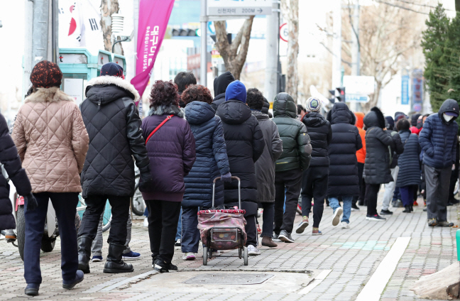 Citizens in Daegu wait in line in front of a post office to buy face masks on Feb. 27, 2020. (Yonhap)