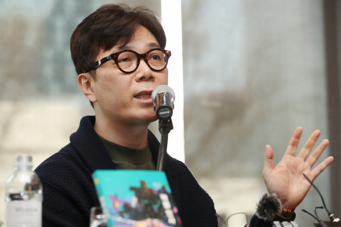 Novelist Kim Young-ha speaks during a press conference in Seoul on Feb. 20, 2020. (Yonhap)