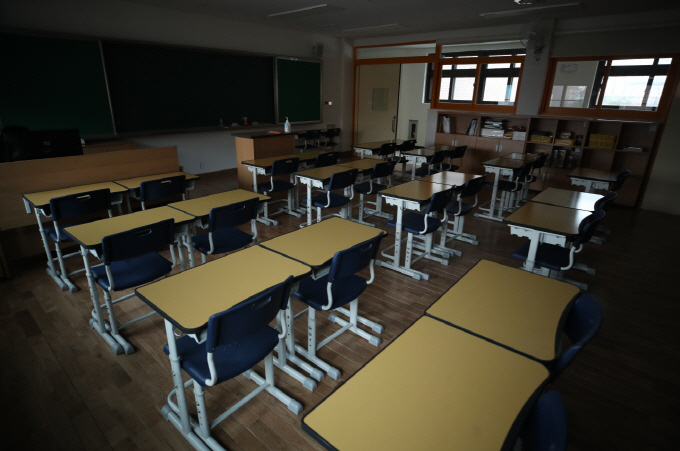 A classroom of an elementary school in Seoul is vacant on March 17, 2020. (Yonhap)