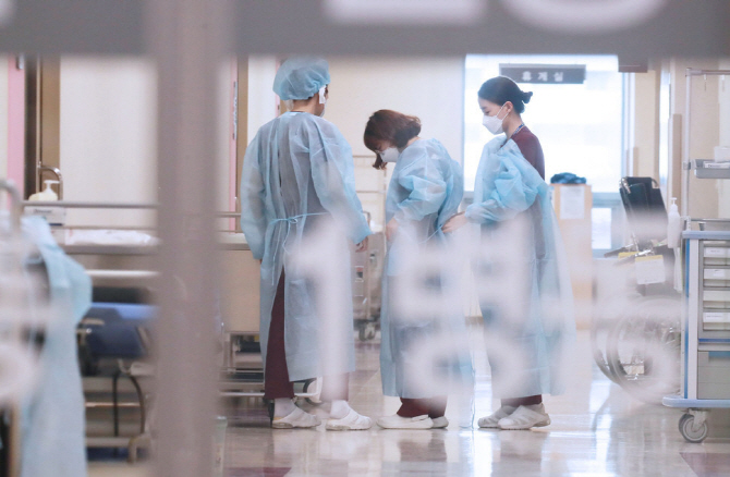 Hospital staff at Catholic University Seoul St. Mary's Hospital prepare to clear the floor of its ward to exclusively treat novel coronavirus patients on Mar. 4, 2020. (Yonhap)