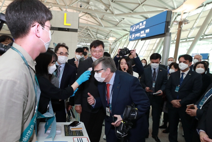 Foreign Diplomats Visit Incheon Airport to Observe S. Korea’s Quarantine Procedures