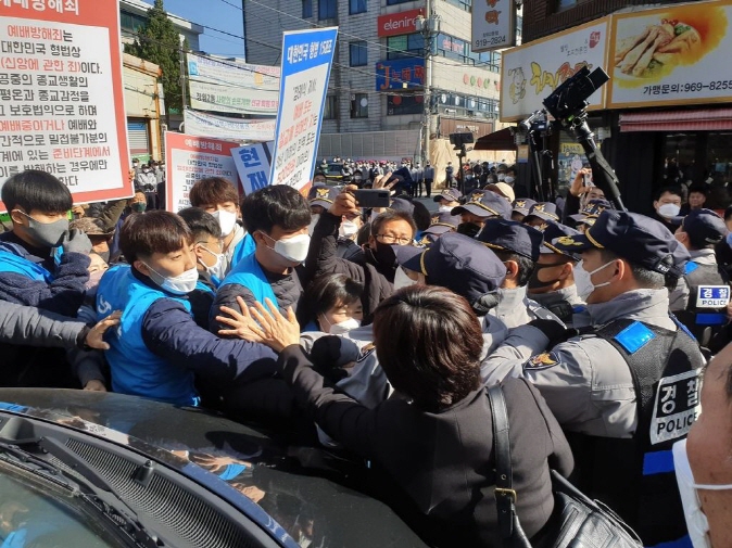 Members of the Sarang Jeil Church in northern Seoul squabble with the police over a church service on March 29, 2020, as they try to press ahead with the service despite a two-week administrative order imposed on the church to prevent further group transmissions of COVID-19 at churches. (Yonhap)