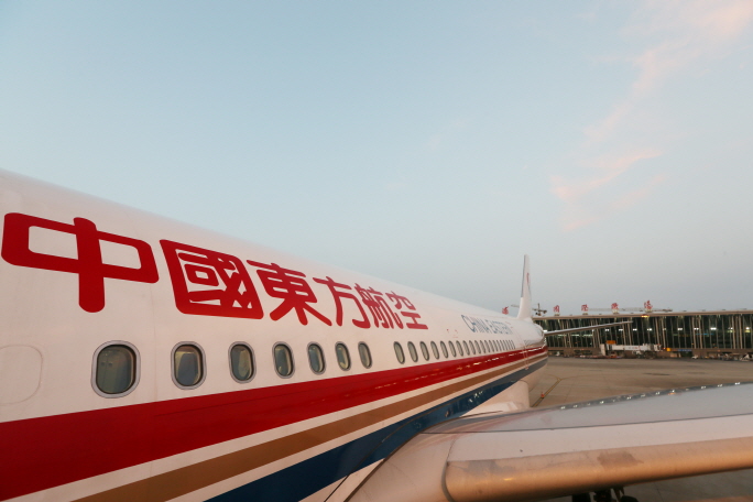 China Eastern Airlines continues to employ flight attendants from China, Japan and Europe through paid leave. (Yonhap)