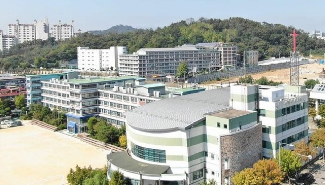 Church members can park their cars in the church parking lot, and participate in a worship service by listening to the radio. (image: Seoul City Church)
