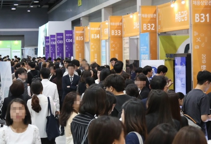 Job seekers crowd a fair for openings at local pharmaceutical companies in Seoul on Sept. 3, 2019. (Yonhap)