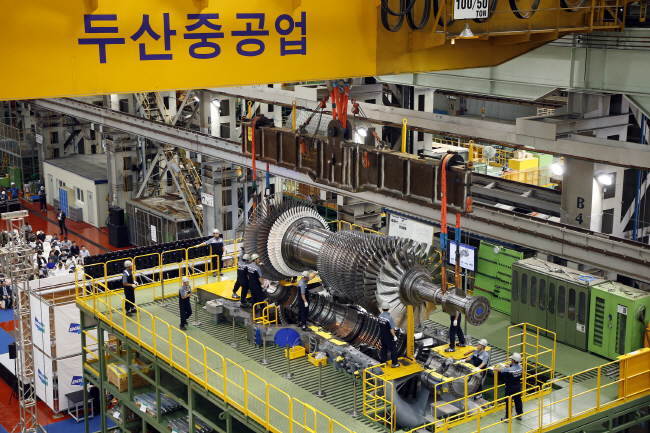 Workers assemble a gas turbine at the Doosan Heavy Industries & Construction Co's plant in Changwon, about 400 kilometers southeast of Seoul. (image: Doosan Heavy Industries & Construction)