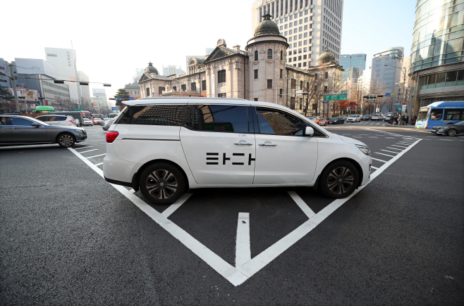 This photo, taken on Dec. 10, 2019, shows a Tada van running on a road in downtown Seoul. (Yonhap)