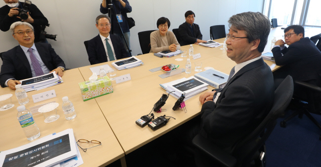 Kim Ji-hyung (R), who heads Samsung Group's independent compliance committee, presides over a committee meeting in Seoul in this file photo taken on Feb. 5, 2020. (Yonhap)