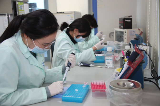Researchers at Kogene Biotech Co. conduct tests on its reagent at its laboratory in Seoul on Feb. 5, 2020. (Yonhap)