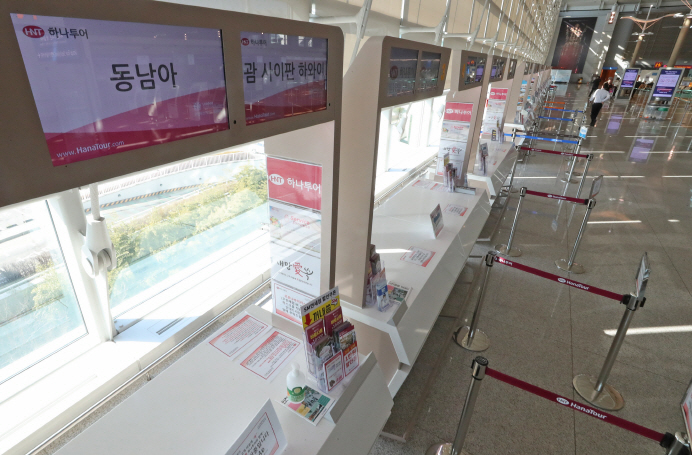 Vacant travel agency counters at the No. 1 Terminal of Incheon International Airport amid the spreading coronavirus outbreak on Feb. 9, 2020. (Yonhap)