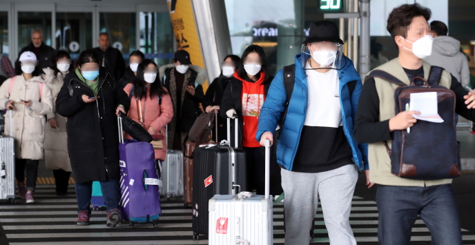 Chinese students enrolled in South Korean universities arriving at Incheon International Airport, west of Seoul, on Feb. 24, 2020, ahead of the start of the spring semester. (Yonhap)