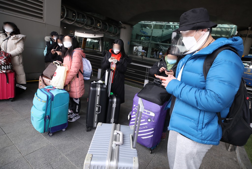 This file photo shows Chinese students waiting for buses at Incheon International Airport, west of Seoul. (Yonhap)