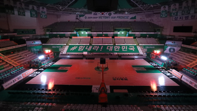 An empty Wonju Gymnasium in Wonju, 130 kilometers east of Seoul, on March 1, 2020, following the cancellation of a Korean Basketball League regular season game between the home team DB Promy and KCC Egis. (Yonhap)