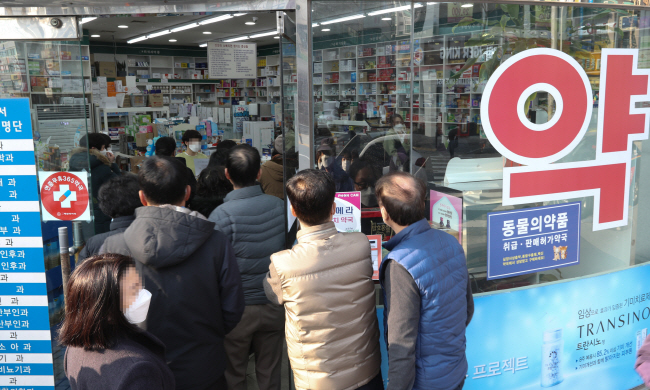 Citizens wait in line to purchase masks at a pharmacy in Daejeon, South Korea, on March 3, 2020. (Yonhap)