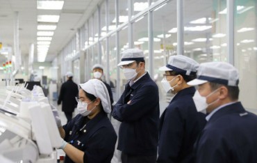 Samsung Heir Visits Virus-hit Plant in S. Korea