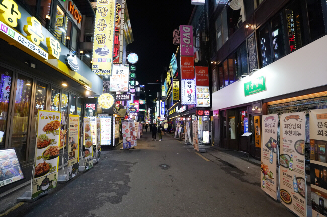 A street in Jongno, one of the busiest districts in Seoul, is mostly empty on March 4, 2020, amid concerns over the new coronavirus. (Yonhap)