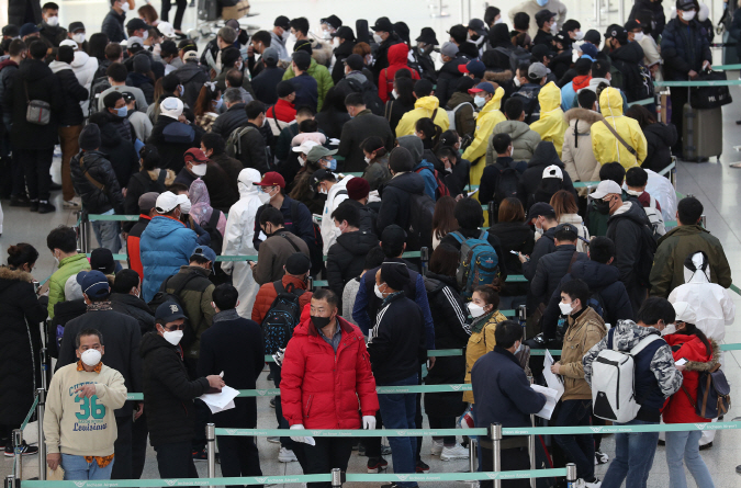 This file photo taken on March 6, 2020, shows illegal foreign stayers standing in lines at Incheon International Airport, west of Seoul, to leave South Korea amid the COVID-19 outbreak. (Yonhap)