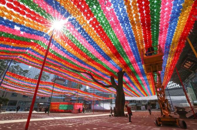 Colorful lanterns are hung at Jogye Temple in Seoul on March 8, 2020. (Yonhap)