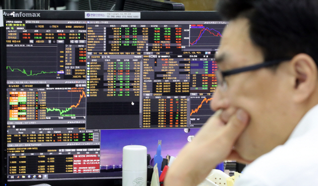 A currency dealer works in the trading room of Hana Bank's headquarters in Seoul on March 10, 2020. (Yonhap)