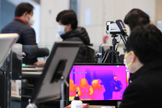 A thermal imaging camera is installed at a building in Seoul on March 11, 2020. (Yonhap)