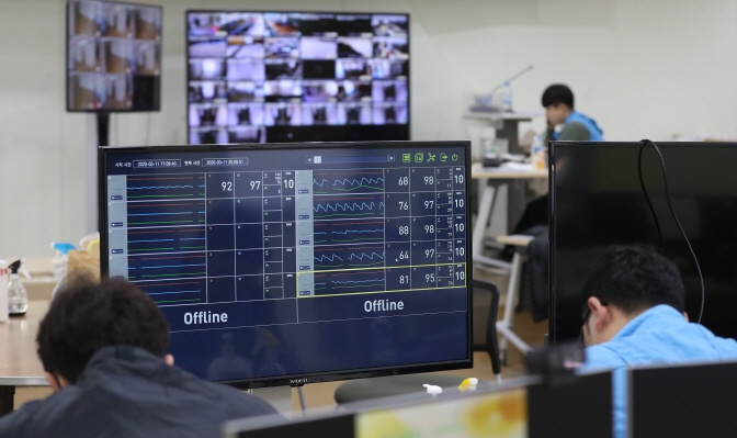 Medical staffers monitor screens showing vital signs in patients infected with the new coronavirus, at a hospital in Mungyeong, 180 kilometers southeast of Seoul, on March 10, 2020. (Yonhap)