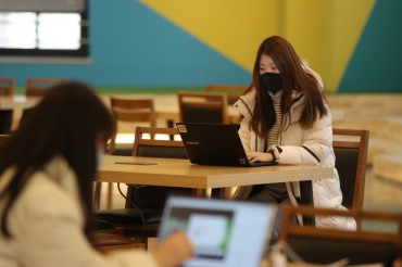 University Students Borrow Less as Classes Stay Online