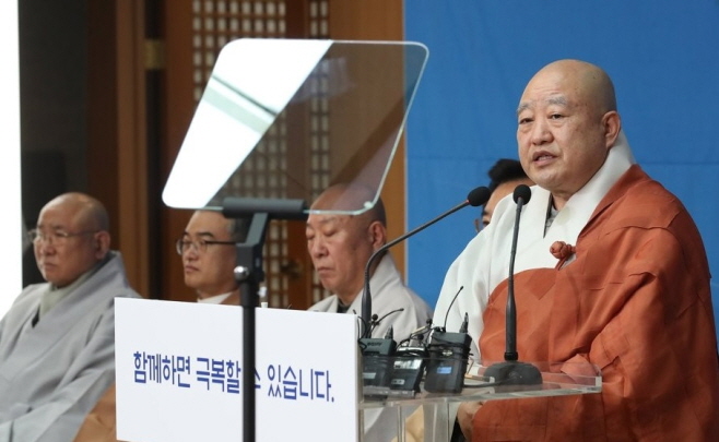 Ven. Wonhaeng, chief of the Jogye Order, South Korea's largest Buddhist sect, announces the one-month postponement of an event to celebrate Buddha's Birthday at Jogye Temple in Seoul on March 18, 2020. (Yonhap)