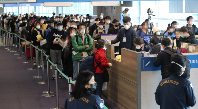 Passengers from Frankfurt, Germany, undergo special quarantine procedures at Incheon International Airport, west of Seoul, on March 19, 2020, as the government implemented the strenthened measure for all inbound passengers the same day amid the global pandemic. (Yonhap)