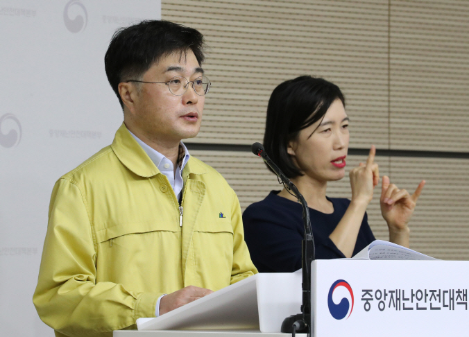 Yoon Tae-ho, a senior health ministry official who is in charge of containment measures for the new coronavirus, holds a press briefing at the government complex building in the administrative city of Sejong on March 20, 2020. (Yonhap)