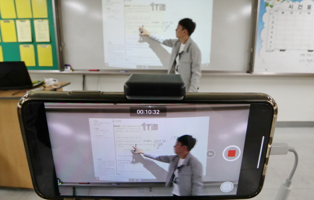 A teacher gives a demonstration of a remote class at a middle school in Seoul on March 30, 2020. (Yonhap)