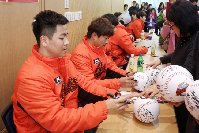 Baseball Team Gets Autographs For Fans