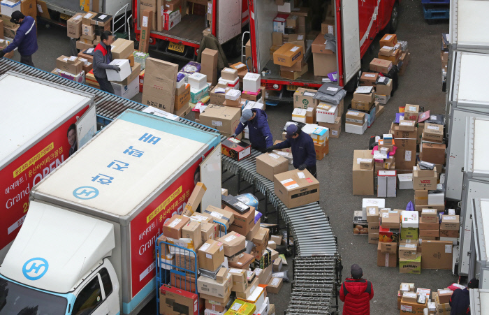 Parcel Services Help Curb Panic Buying in S. Korea